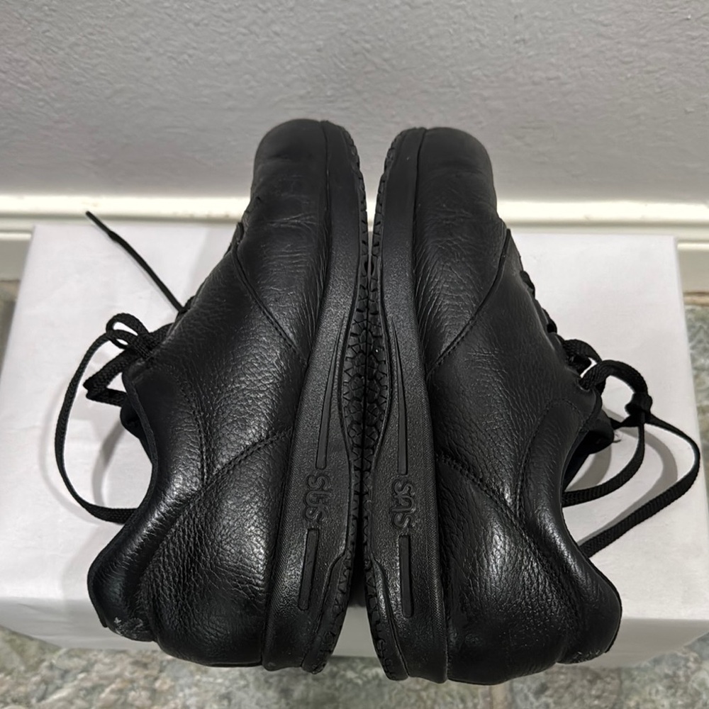 SAS Black Sneakers Sleek Low-Top Design
